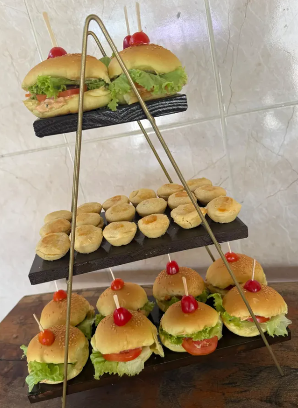 Torre de Mini Burgers e Empadas Artesanais